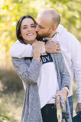 Mann küsst seine Frau in einem Park - DGOF00423
