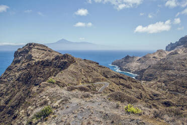 Spanien, La Gomera, Hermigua, Blick auf die Insel Teneriffa - MAMF01148