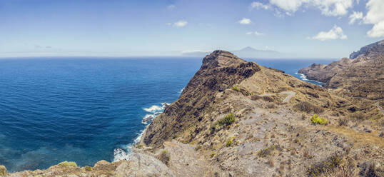 Spanien, La Gomera, Hermigua, Blick auf die Insel Teneriffa - MAMF01170