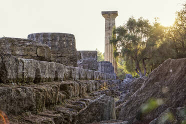 Griechenland, Olympia, Ruinen des antiken Zeustempels bei Sonnenuntergang - MAMF01187