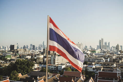 Thailändische Flagge und Blick auf die Stadt, Bangkok, Thailand, lizenzfreies Stockfoto