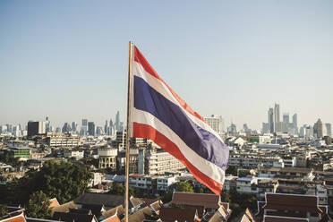 Thailändische Flagge und Blick auf die Stadt, Bangkok, Thailand - CHPF00642