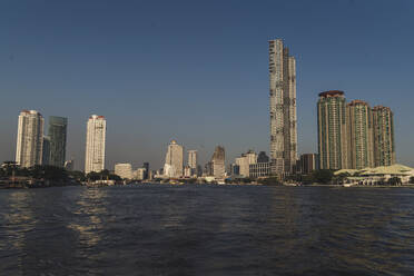 Der Fluss Chao Praya und Hochhäuser, Bangkok, Thailand - CHPF00646