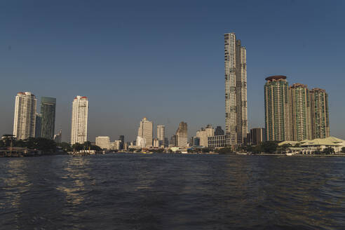 Der Fluss Chao Praya und Hochhäuser, Bangkok, Thailand - CHPF00646