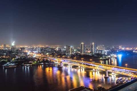 Stadtansicht bei Nacht, Rama III Brücke, Bangkok, Thailand, lizenzfreies Stockfoto