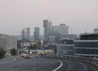 Litauen, Vilnius, Verkehr in der Innenstadt in der Abenddämmerung - AHSF01894