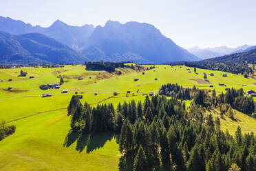 Deutschland, Bayern, Mittenwald, Drohnenansicht der Buckelwiesen im Frühling mit Karwendelgebirge im Hintergrund - SIEF09544