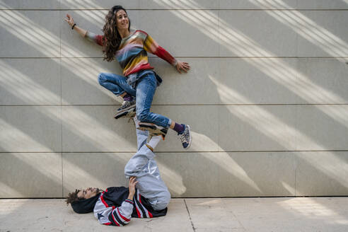 Couple of dancers on a wall - DLTSF00514