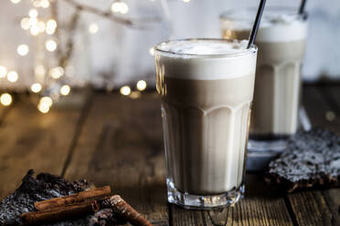 Ein Glas eisgekühlter Chai mit aufgeschäumter Milch und Zimt - SBDF04214