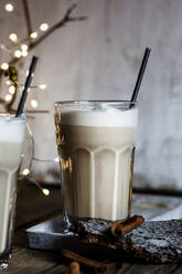 Ein Glas eisgekühlter Chai mit aufgeschäumter Milch und Zimt - SBDF04215