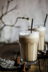 Ein Glas eisgekühlter Chai mit aufgeschäumter Milch und Zimt - SBDF04217