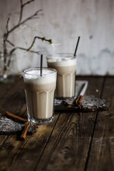 Gläser mit eisgekühltem Chai mit Milchschaum und Zimt - SBDF04218