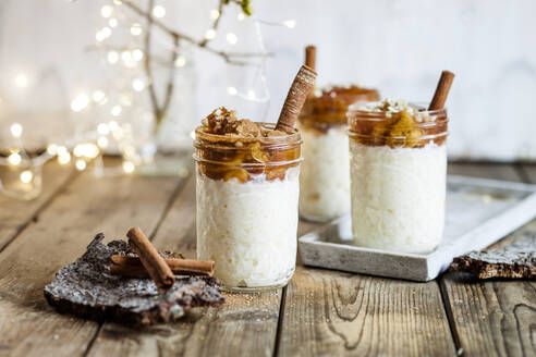 Gläser Milchreis mit Zimt und gerösteten Pflaumen - SBDF04227