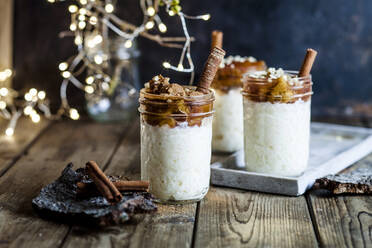 Gläser Milchreis mit Zimt und gerösteten Pflaumen - SBDF04228