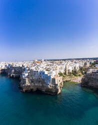 Italien, Polignano a Mare, Klarer blauer Himmel über der Küstenstadt im Sommer - AMF07847