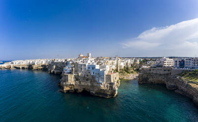 Italien, Polignano a Mare, Luftaufnahme der Küstenstadt im Sommer - AMF07851