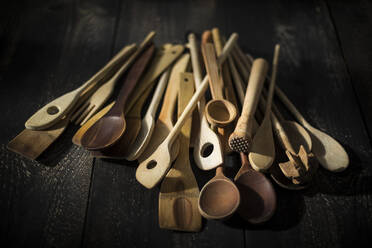 Stapel verschiedener Küchenutensilien aus Holz - MAEF12968