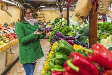 Frau beim Einkaufen von Obst und Gemüse in einem Bioladen - DLTSF00530