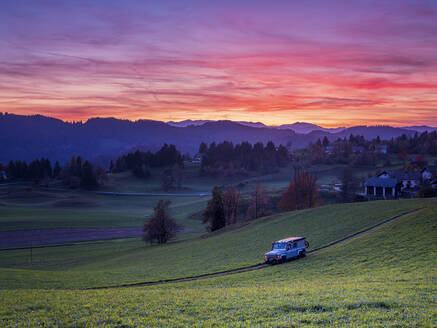 Slowenien, Sveti Tomaz, Autofahrt auf einem Feldweg in der stimmungsvollen Abenddämmerung - HAMF00581