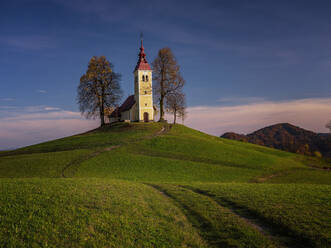 Slowenien, Sveti Tomaz, St. Thomas Kirche in der Abenddämmerung - HAMF00582