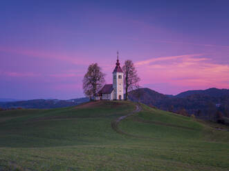 Slowenien, Sveti Tomaz, St. Thomas Kirche in der violetten Abenddämmerung - HAMF00583