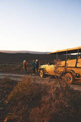 Safari-Gruppe und Geländewagen auf der Sunset Road in Südafrika - CAIF23748