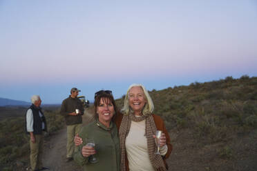 Porträt glückliche reife Frauen Freunde auf Safari trinken Champagner - CAIF23760