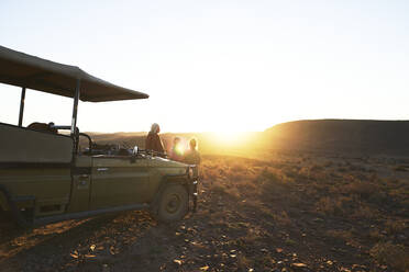 Safari-Gruppe bei Sonnenuntergang im Geländewagen Südafrika - CAIF23764