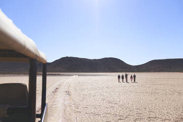 Safari-Reiseleiter und Gruppe im sonnigen, trockenen Wildschutzgebiet in Südafrika - CAIF23785