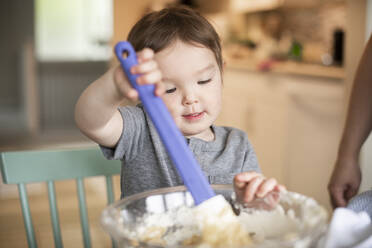 Niedliches Kleinkind-Mädchen beim Backen - CAIF23812