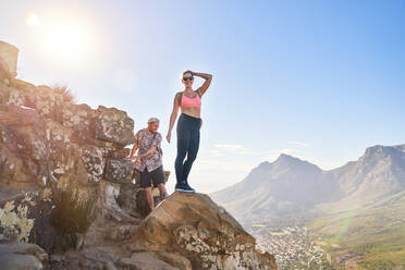 Porträt glückliche junge Frau Wandern sonnigen Klippe Kapstadt Südafrika - CAIF23819