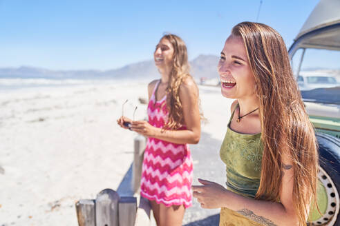 Glückliche junge Frauen Freunde lachen am sonnigen Strand - CAIF23820