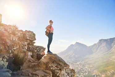 Junge Wanderin auf sonnigem Felsen Kapstadt Südafrika - CAIF23844