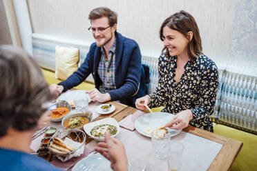 Freunde beim Essen in einem indischen Restaurant - OCMF01045