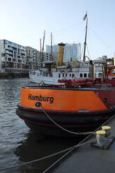 Museumsschiffe in der Hafencity mit Elbphilharmonie im Hintergrund, Hamburg, Deutschland - GISF00538