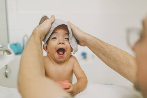Baby macht ein lustiges Gesicht in der Badewanne - CMSF00080