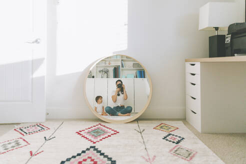 Spiegelbild einer Mutter, die sich und ihr Baby im Spiegel fotografiert - CMSF00082
