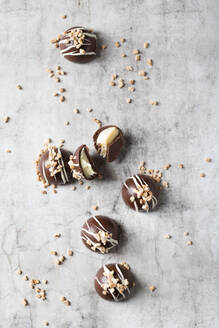 Chocolate pralines with hazelnut brittle - MYF02251