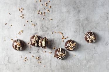 Chocolate pralines with hazelnut brittle - MYF02252