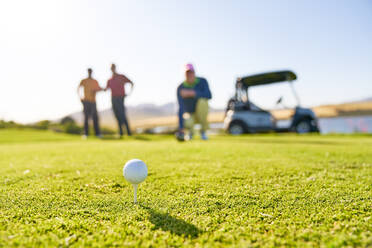 Golfball auf dem Abschlag am sonnigen Abschlagplatz - CAIF23851