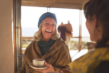 Glückliche Seniorinnen, die Kaffee trinken und lachen - CAIF23916