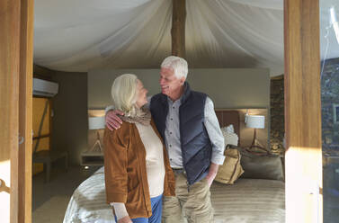 Glückliches älteres Paar im Hotelzimmer einer Safari-Lodge - CAIF23925