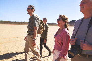 Safari-Reiseleiter und Gruppenwanderung in der trockenen Wüste Südafrikas - CAIF23930