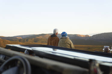 Älteres Paar auf Safari mit Blick auf eine malerische Landschaft - CAIF23939