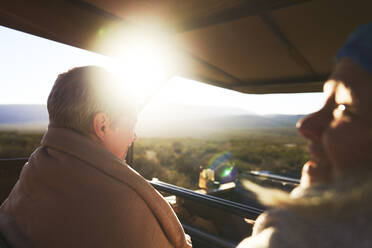 Glückliche ältere Frauen fahren in einem Safari-Geländewagen - CAIF23943