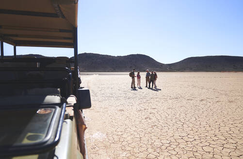 Safari-Reisegruppe beim Wandern in der sonnigen Wüste Südafrikas - CAIF23996