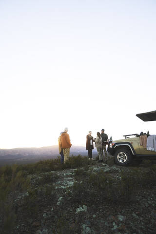 Safari-Gruppe auf einem Hügel bei Sonnenaufgang Südafrika, lizenzfreies Stockfoto