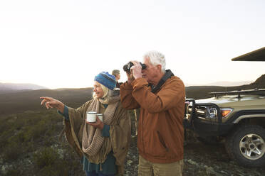 Älteres Paar mit Fernglas und Tee auf Safari in Südafrika - CAIF24023