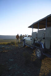 Safari-Gruppe und Geländewagen auf einem Hügel in Südafrika - CAIF24031