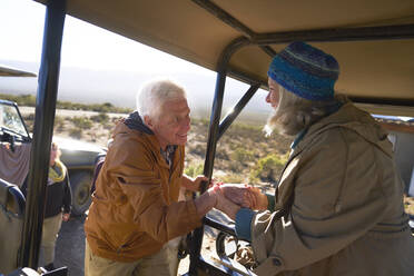 Älteres Paar steigt in Safari-Geländewagen ein - CAIF24045